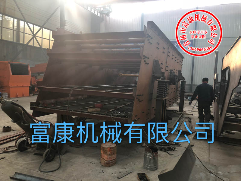移動破碎篩分設備生產現(xiàn)場